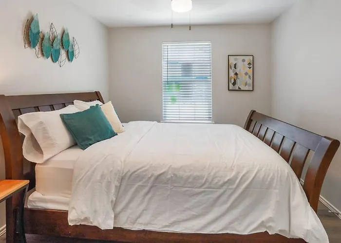 Cozy Two Bedroom Home Minutes From Downtown!