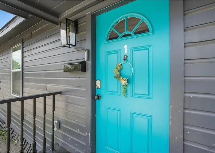 Cozy Two Bedroom Home Minutes From Downtown!
